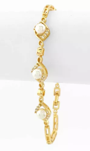 Aranysárga színű antiallergén karkötő tekla gyöngy díszítéssel