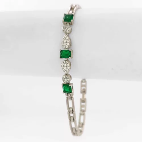 Ezüstszínű antiallergén karkötő smaragdzöld kristályokkal