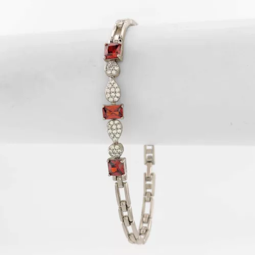 Ezüstszínű antiallergén karkötő bordó kristályokkal