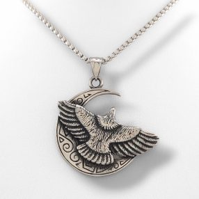 Ezüstszínű nemesacél sólyom medál