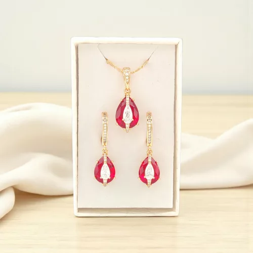 Aranyszínű antiallergén ékszer szett bordó kristály díszítéssel