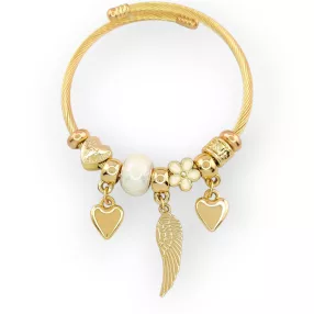   Aranyszínű nemesacél pandora jellegű karperec szív és angyalszárny charmokkal