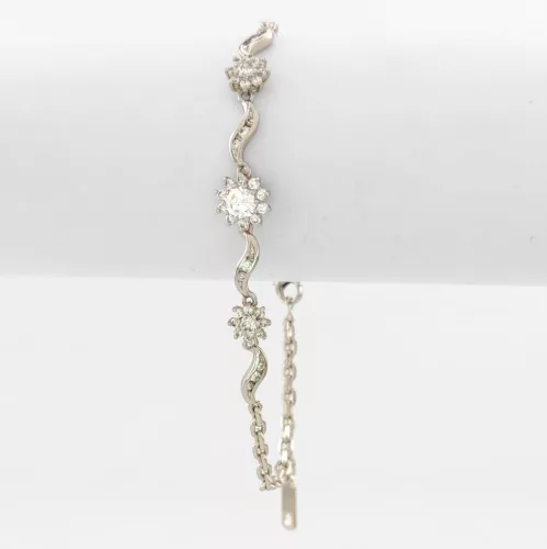 Ezüstszínű antiallergén virág karkötő fehér kristályokkal