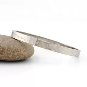 Ezüstszínű nemesacél karperec angyalszárnyakkal