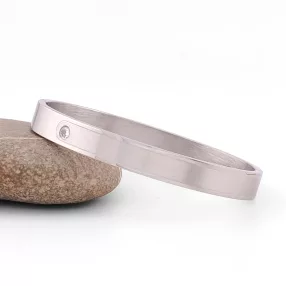 Ezüstszínű nemesacél karperec fehér kristállyal