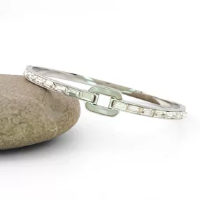 Ezüstszínű nemesacél karperec kagyló díszítéssel