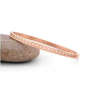 Rose gold színű nemesacél karperec fehér kristályokkal