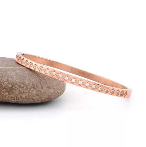 Rose gold színű nemesacél karperec fehér kristályokkal