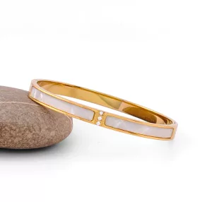 Aranyszínű nemesacél karperec kagyló díszítéssel