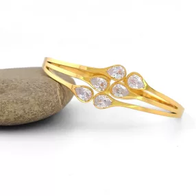 Aranyszínű nemesacél karperec fehér kristályokkal