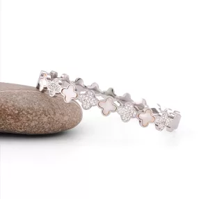 Ezüstszínű nemesacél karperec kagyló díszítéssel