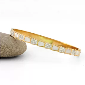   Aranyszínű nemesacél karperec kagyló belső díszítéssel