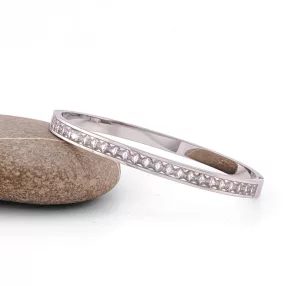 Ezüstszínű nemesacél karperec fehér kristályokkal