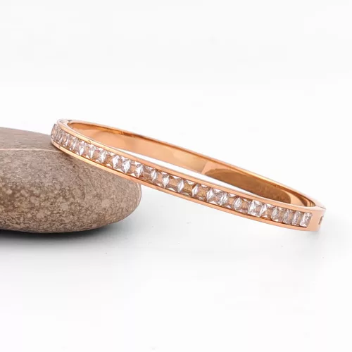 Rose gold színű nemesacél karperec fehér kristályokkal
