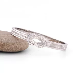   Ezüstszínű nemesacél karperec kagyló belső díszítéssel