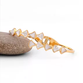   Aranyszínű nemesacél karperec kagyló belső díszítéssel