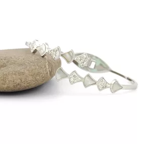   Ezüstszínű nemesacél karperec kagyló belső díszítéssel