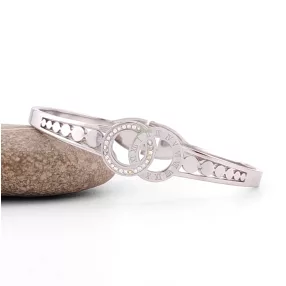 Ezüstszínű nemesacél karperec fehér kristályokkal