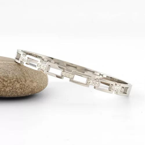 Ezüstszínű nemesacél karperec fehér kristályokkal