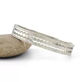 Ezüstszínű nemesacél karperec fehér kristályokkal