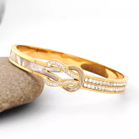 Aranyszínű nemesacél karperec kagyló díszítéssel