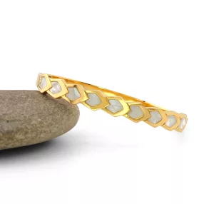   Aranyszínű nemesacél karperec kagylóbelső díszítéssel