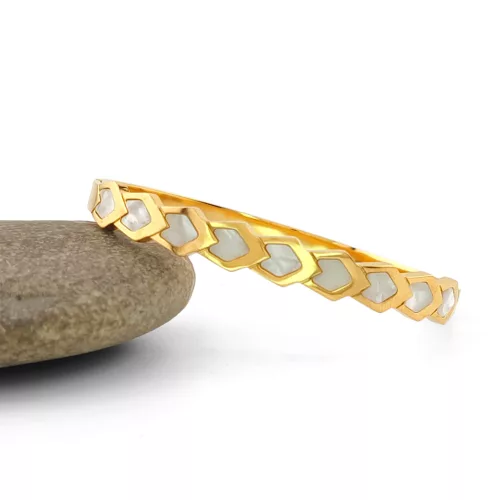 Aranyszínű nemesacél karperec kagylóbelső díszítéssel