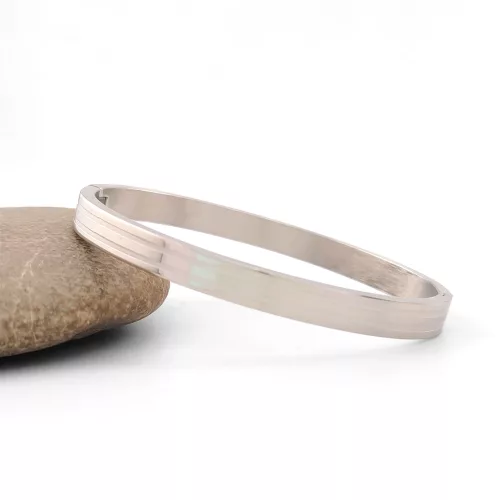 Ezüstszínű nemesacél karperec