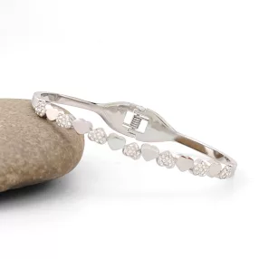   Ezüstszínű nemesacél szívecske karperec fehér kristályokkal