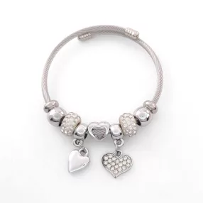   Ezüstszínű nemesacél pandora jellegű karperec szív charmokkal