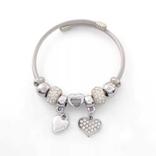 Ezüstszínű nemesacél pandora jellegű karperec szív charmokkal