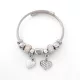 Ezüstszínű nemesacél pandora jellegű karperec szív charmokkal