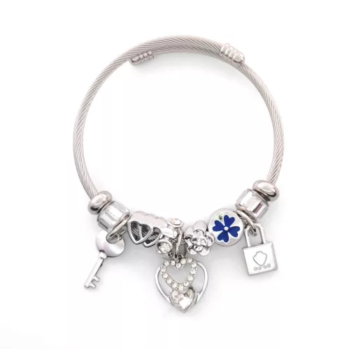 Ezüstszínű pandora jellegű karperec szív, lakat és kulcs charmokkal