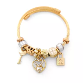   Aranyszínű nemesacél pandora jellegű karperec szív, lakat és kulcs charmokkal