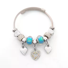   Ezüstszínű nemesacél pandora jellegű karperec szív charmokkal