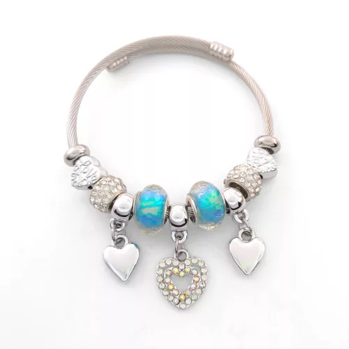 Ezüstszínű nemesacél pandora jellegű karperec szív charmokkal