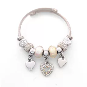   Ezüstszínű nemesacél pandora jellegű karperec szív charmokkal