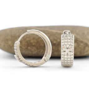 Ezüstszínű antiallérgen fülbevaló pillangó mintával