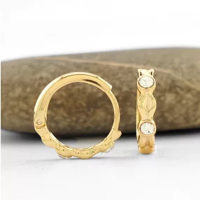   Fehér Swarovski kristállyal díszített aranysárga színű antiallergén fülbevaló