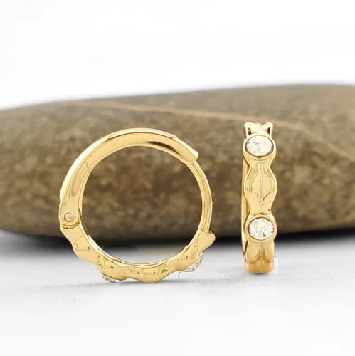 Fehér Swarovski kristállyal díszített aranysárga színű antiallergén fülbevaló