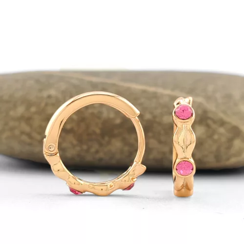 Rózsaszín Swarovski kristállyal díszített aranyszínű antiallergén fülbevaló
