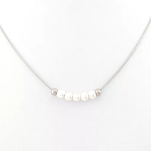Ezüstszínű nemesacél nyaklánc fehér gyöngy díszítéssel