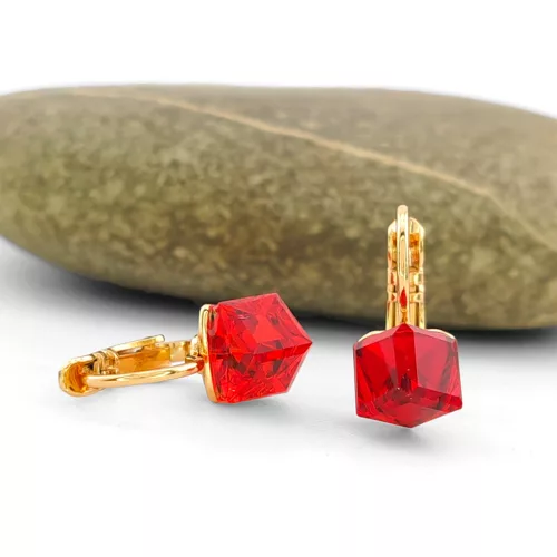 Bordó Swarovski kristállyal díszített aranyszínű antiallergén fülbevaló
