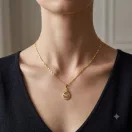 Aranysárga színű antiallergén csepp medál fehér kristályokkal Aranysárga színű antiallergén csepp medál fehér kristályokkal