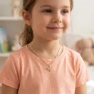 Aranyszínű antiallergén rózsaszín szitakötő medál fehér kristályokkal Aranyszínű antiallergén rózsaszín szitakötő medál fehér kristályokkal
