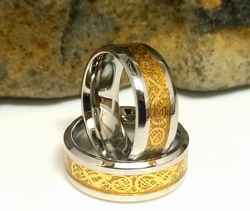 Arany-ezüstszínű nemesacél gyűrű középkori mintával