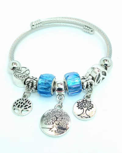 Ezüstszínű pandora jellegű karperec életfa charmokkal