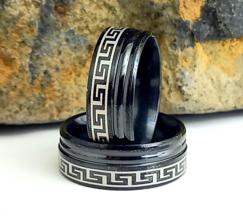 Fekete nemesacél gyűrű görög mintával