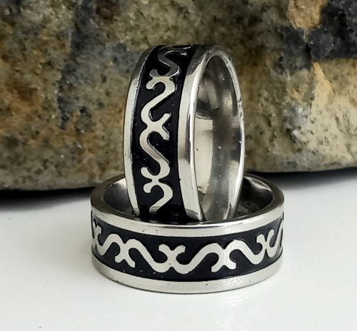 Ezüstszínű nemesacél gyűrű mart mintával