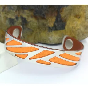   Ezüstszínű nemesacél karperec narancssárga díszítéssel